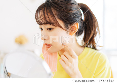 一位女士摘掉面具,關心皮膚粗糙 一位女士摘掉面具,關心皮膚粗糙 76323158
