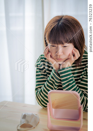 年輕女子擔心由於面膜粗糙的皮膚 76323239
