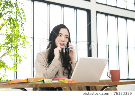 年輕女子遠程辦公遠程工作智能手機 年輕女子遠程辦公遠程工作智能手機 76323359
