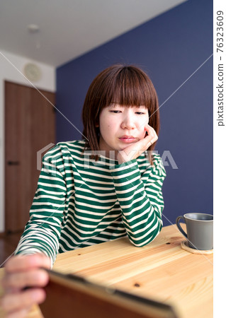 一個女人擔心生活費用,一個妻子擔心她的家庭預算 一個女人擔心生活費用,一個妻子擔心她的家庭預算 76323609