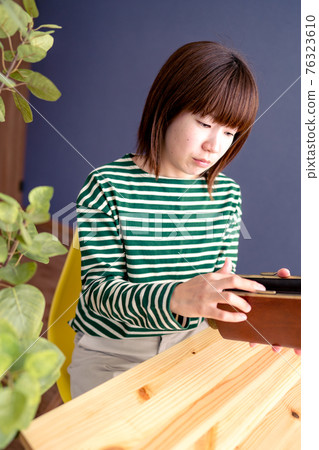 A woman worried about living expenses, a wife worried about her household budget 76323610