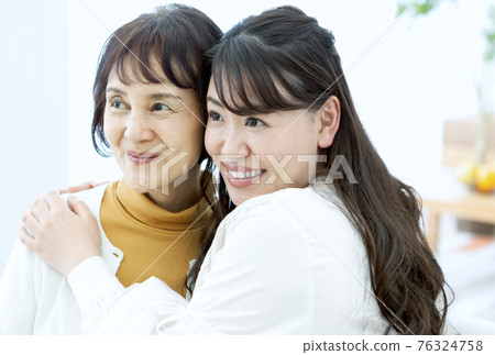 Smile parent and child 76324758