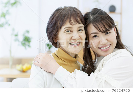 Smile parent and child 76324760