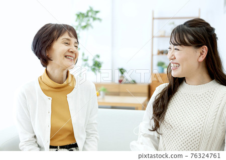 Parents relaxing on the sofa 76324761