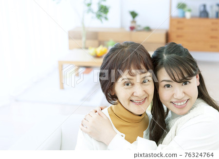 笑臉父母和孩子 76324764