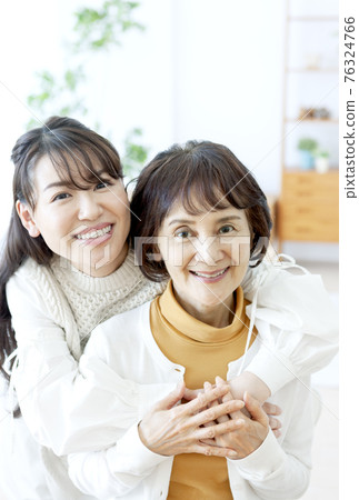 Smile parent and child 76324766