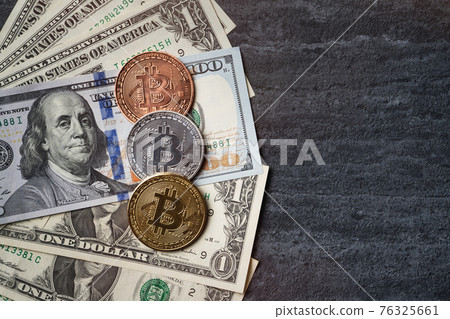 Bitcoin virtual currency currency dollar dollar dollar dollar bill top view Bitcoin USD money ビットコイン Bitcoin virtual currency currency dollar dollar dollar dollar bill top view Bitcoin USD money ビットコイン 76325661