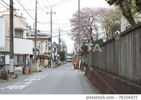 住宅區狹窄道路的風景 76326825