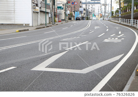 道路上顯示的尖銳曲線 76326826