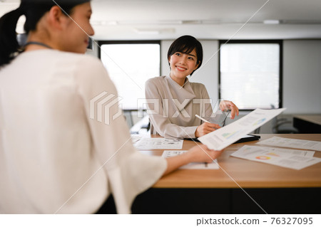 工作的商務人士 76327095