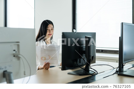 Working business person 76327105
