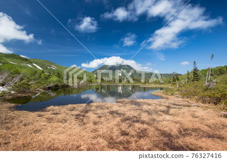 從知床羅臼湖的未開發區域眺望羅臼山 76327416