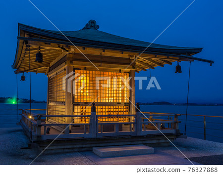 Tiny shrine on lake jetty, Shibayamagata Lake, Japan Tiny shrine on lake jetty, Shibayamagata Lake, Japan 76327888