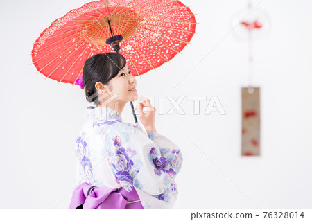 拿著風鈴和雨傘的穿著浴衣的女人 76328014
