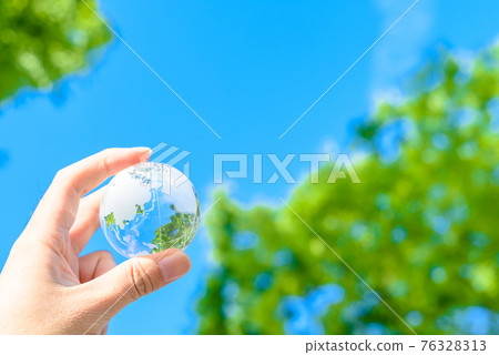 將大地託在美麗的藍天和清新的綠色之上，呈現出清新的色彩 76328313