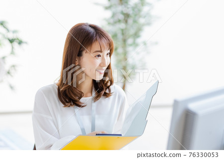 在明亮的房間裡做案頭工作的女人 76330053