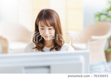 在明亮的房間裡做案頭工作的女人 在明亮的房間裡做案頭工作的女人 76330055