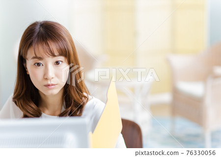 在明亮的房間裡做案頭工作的女人 76330056