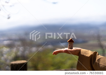 手掌上的小房子 手掌上的小房子 76330081