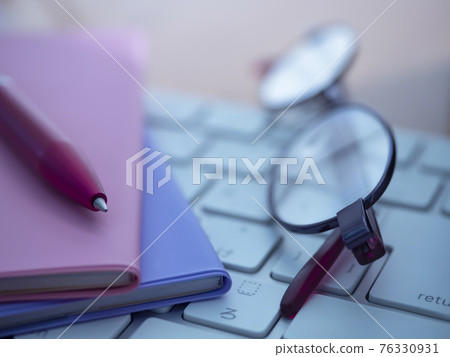 商業形象·筆記本·PC·眼鏡·女性 商業形象·筆記本·PC·眼鏡·女性 76330931