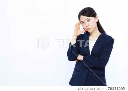 A business woman in her thirties who is worried A business woman in her thirties who is worried 76331005