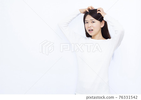 三十多歲,頭癢的女人 三十多歲,頭癢的女人 76331542