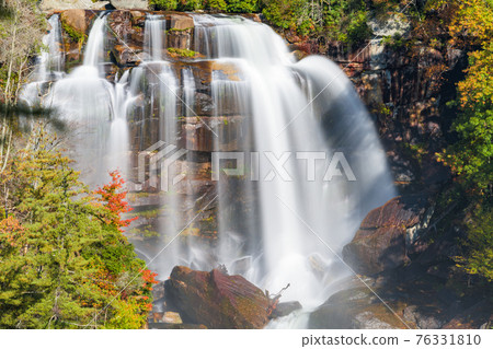 Whitewater Falls, North Carolina, USA in the autumn 76331810