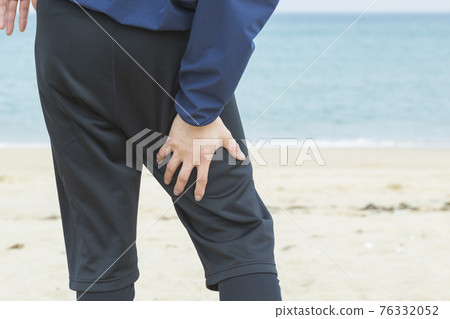Male middle jogging at the beach Male middle jogging at the beach 76332052