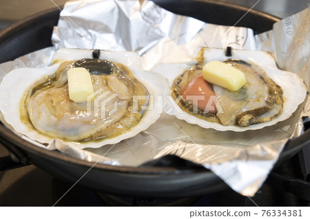 Delicious grilled scallops in butter 76334381