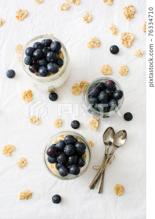 Yogurt with fresh blueberries and cereals 76334710