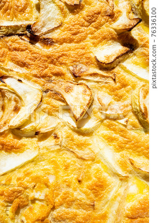 crust of baked omelette with white squash 76336100