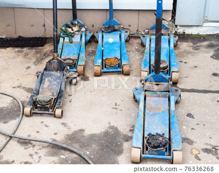 few used hydraulic jacks for repairing of wheels 76336268