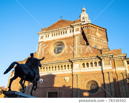 Duomo di Pavia and statue Regisole in sunset light 76336502