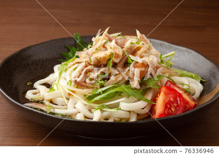 Cold ginger udon noodles 76336946