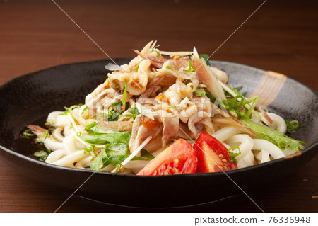 Cold ginger udon noodles 76336948