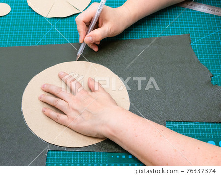 craftsman draws cutting pattern of the pouch item 76337374