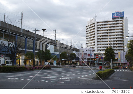 At the east exit of Akabane station in the early morning 76343302