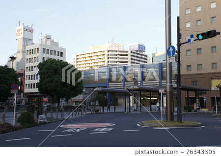 At the east exit of Akabane station in the early morning 76343305
