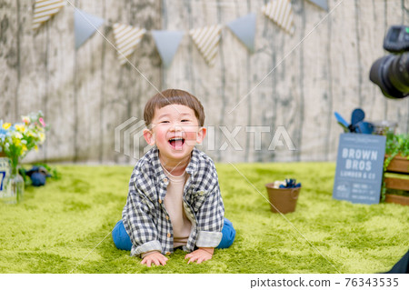 Image of a child taking a photo in the studio 76343535