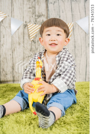 一個孩子在工作室裡拍照的形象 76343553