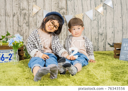 一個孩子在工作室裡拍照的形象 76343556