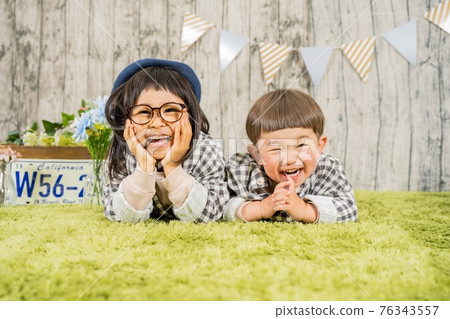 一個孩子在工作室裡拍照的形象 76343557