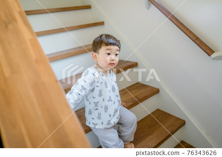 一個表情驚訝的孩子，一個不愉快時期的男孩 76343626