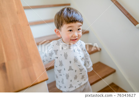 一個表情驚訝的孩子，一個不愉快時期的男孩 76343627