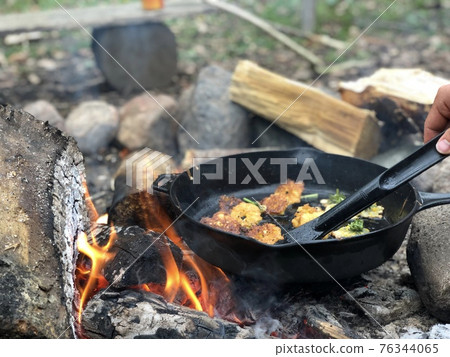 在篝火上製作油菜花和食用野生植物天婦羅的風景 在北歐的一個公園丹麥 照片素材 圖片 圖庫