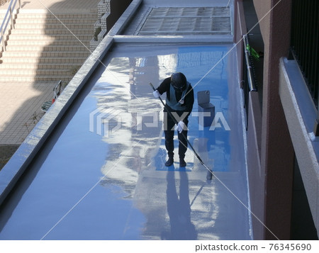 Apply a top coat to finish the waterproofing work Apply a top coat to finish the waterproofing work 76345690