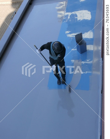Apply a top coat to finish the waterproofing work Apply a top coat to finish the waterproofing work 76345693