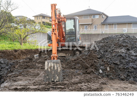 Heavy equipment that is active in the land 76346249