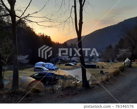 營地日出的風景 營地日出的風景 76346576