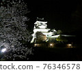 夜晚的櫻花和城堡的景色 76346578